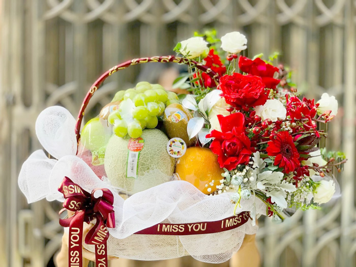 giỏ trái cây 8 3 tặng ai